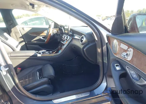 2015 Mercedes-Benz C 300 4Matic z USA, uszkodzony, nr VIN 55SWF4KBXFU038634